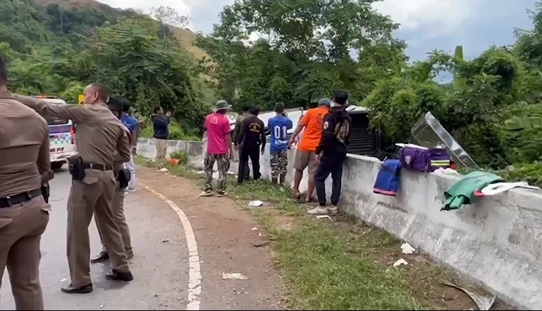 ด่วน! รถกระบะขน นทท. ลงภูทับเบิกเบรกแตก พุ่งชนแบริเออร์ เจ็บระนาว 13 คน