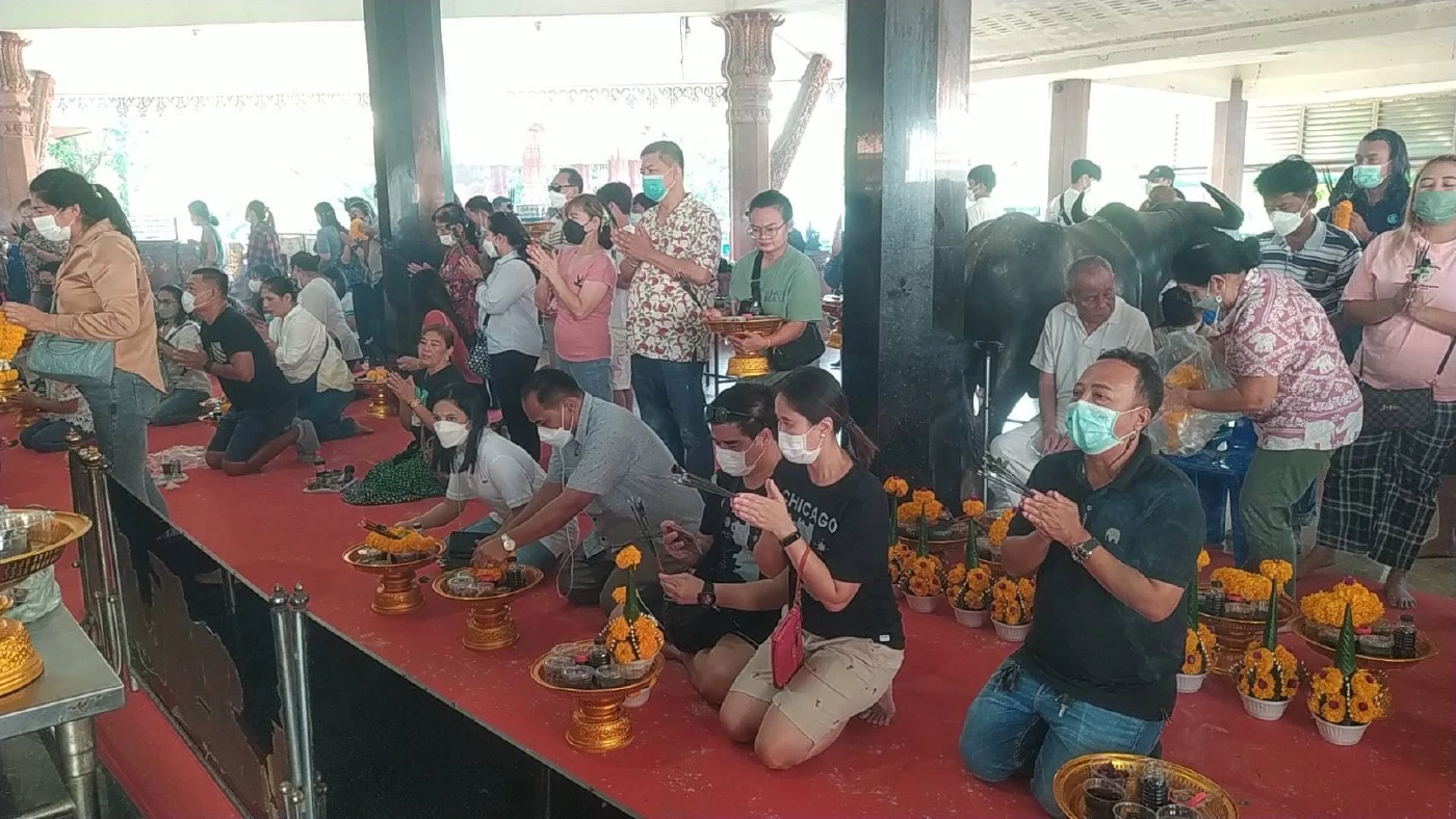 สายมูต้องมา! ประชาชนทั่วสารทิศเดินทางกราบไหว้พระราหู วัดศีรษะทอง