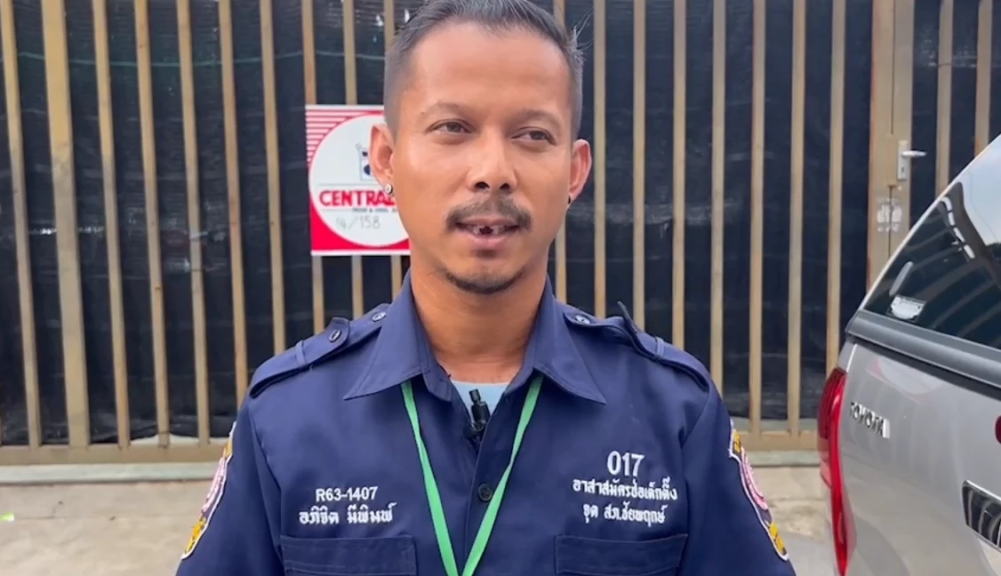 หนุ่มไรเดอร์ขับรถ จยย.ชนป้ายเตือนก่อสร้าง ร่างกระเด็นหมดสติ