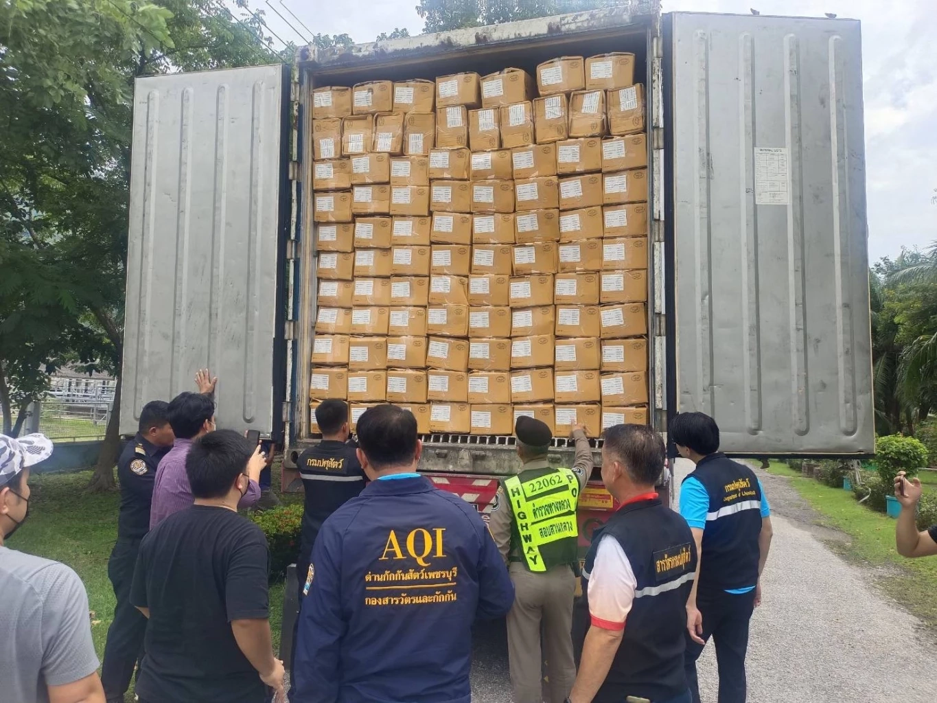 ตร.ทางหลวง ยึดปีกไก่ 27 ตัน ปลอมเครื่องหมายฮาลาล