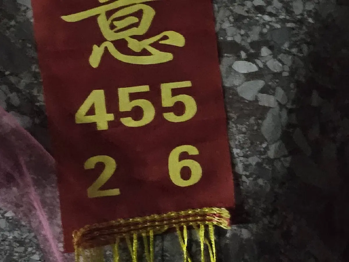 ชม "จันทรุปราคาบางส่วน" หน้า "องค์ปู่ท้าวเวสสุวรรณ" วัดดัง เผยเลขหางประทัด