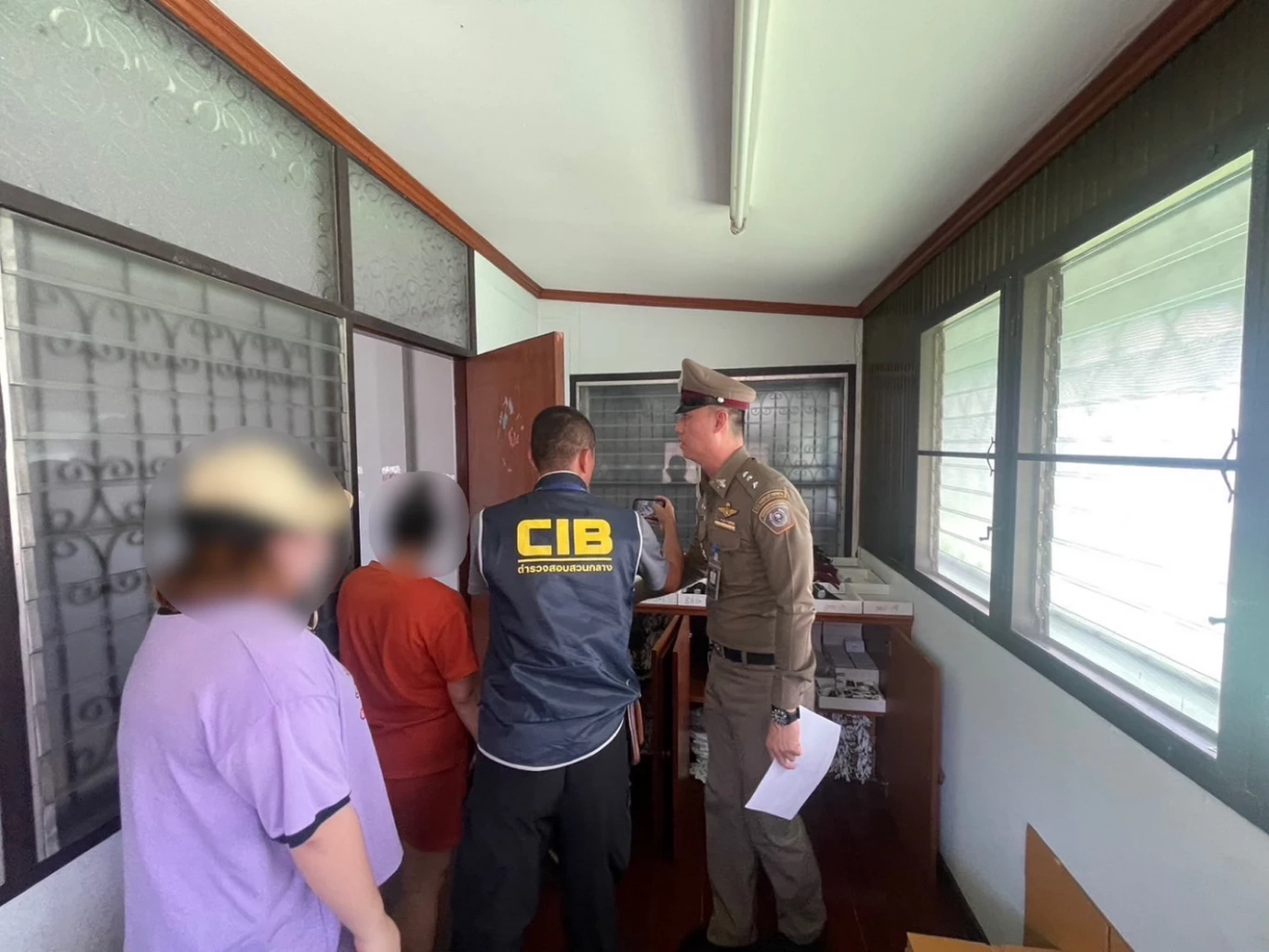 บุกทลายโกดัง ปลอมนาฬิกา หลอกขายผ่านออนไลน์ ยึดของกลางร่วม 2 ล้าน