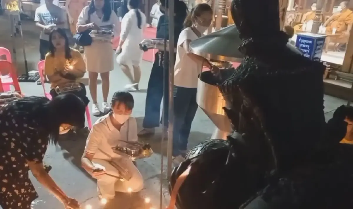 ชาวบ้านตื่น! พระราหูย้ายราศี แห่ไหว้พระราหูคู่ หน้าวิหารหลวงพ่อโต กันคึกคัก