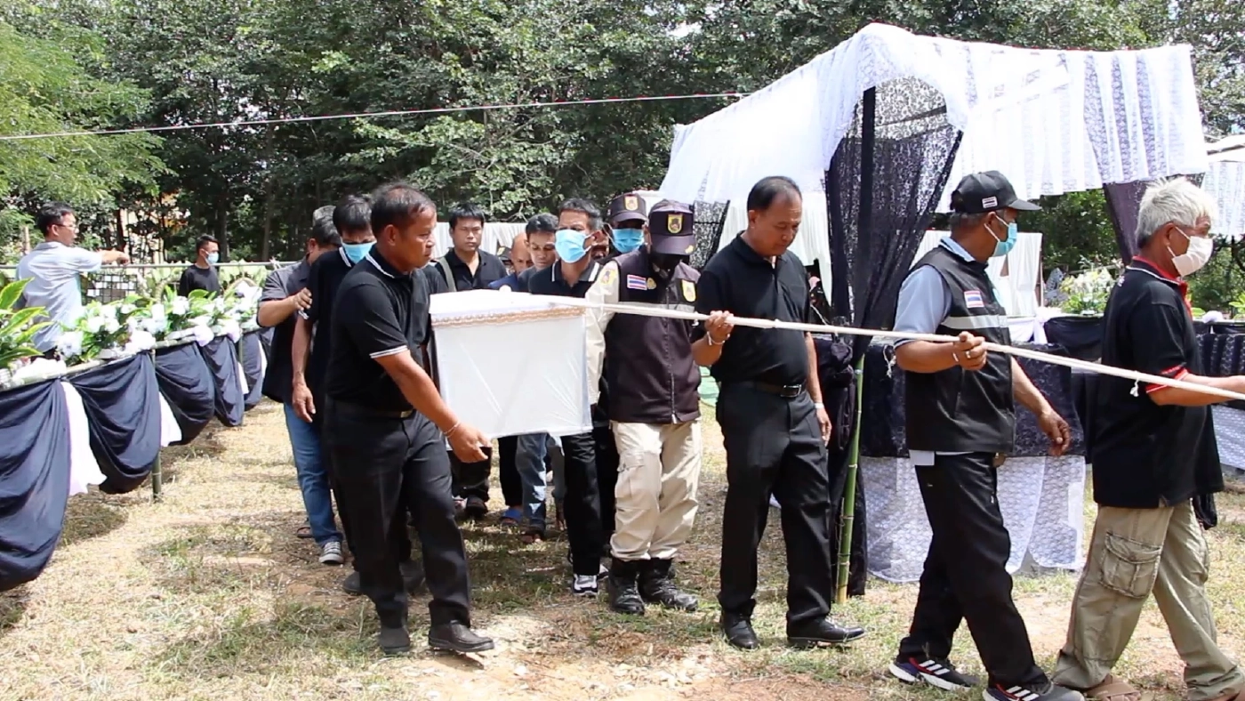 สุดเศร้าพ่อ 2 เหยื่อฮามาส ร้องไห้ข้างเตาเผาศพลูก