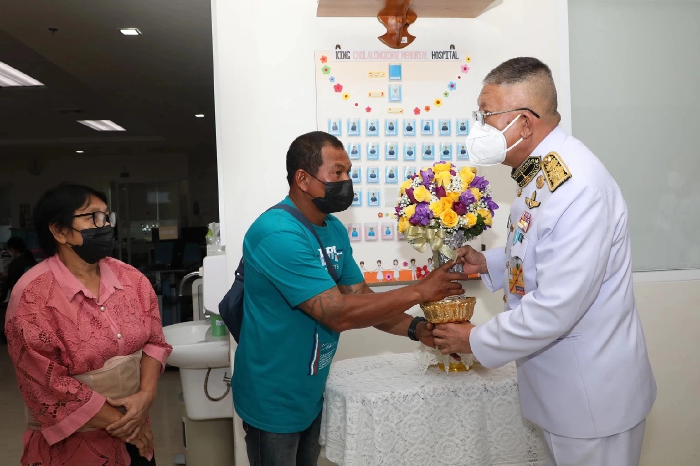 ในหลวง ทรงรับผู้บาดเจ็บ เหตุกราดยิงในห้างพารากอนไว้ในพระบรมราชานุเคราะห์