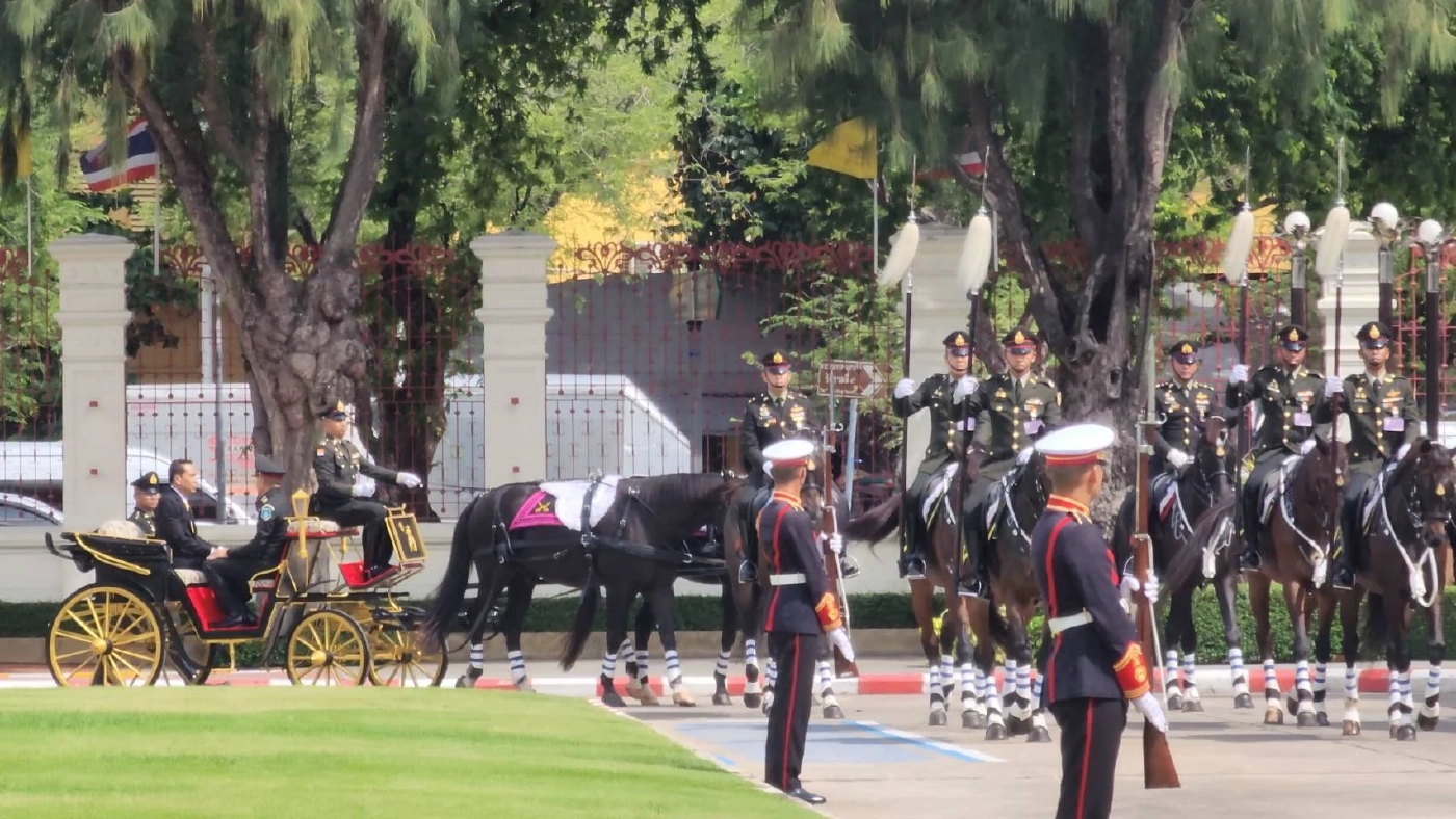 &quot;กองทัพบก&quot; เล่นใหญ่ จัดขบวนรถม้าเป็นครั้งแรก เพื่อต้อนรับ &quot;บิ๊กทิน&quot;