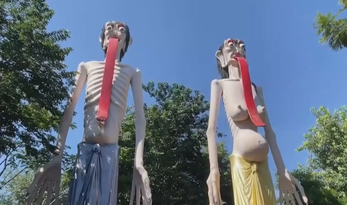 พุทธศาสนิกชนพาครอบครัวไหว้พระ แตะปลายนิ้วขอพร "หลวงพ่อใหญ่" วัดม่วง