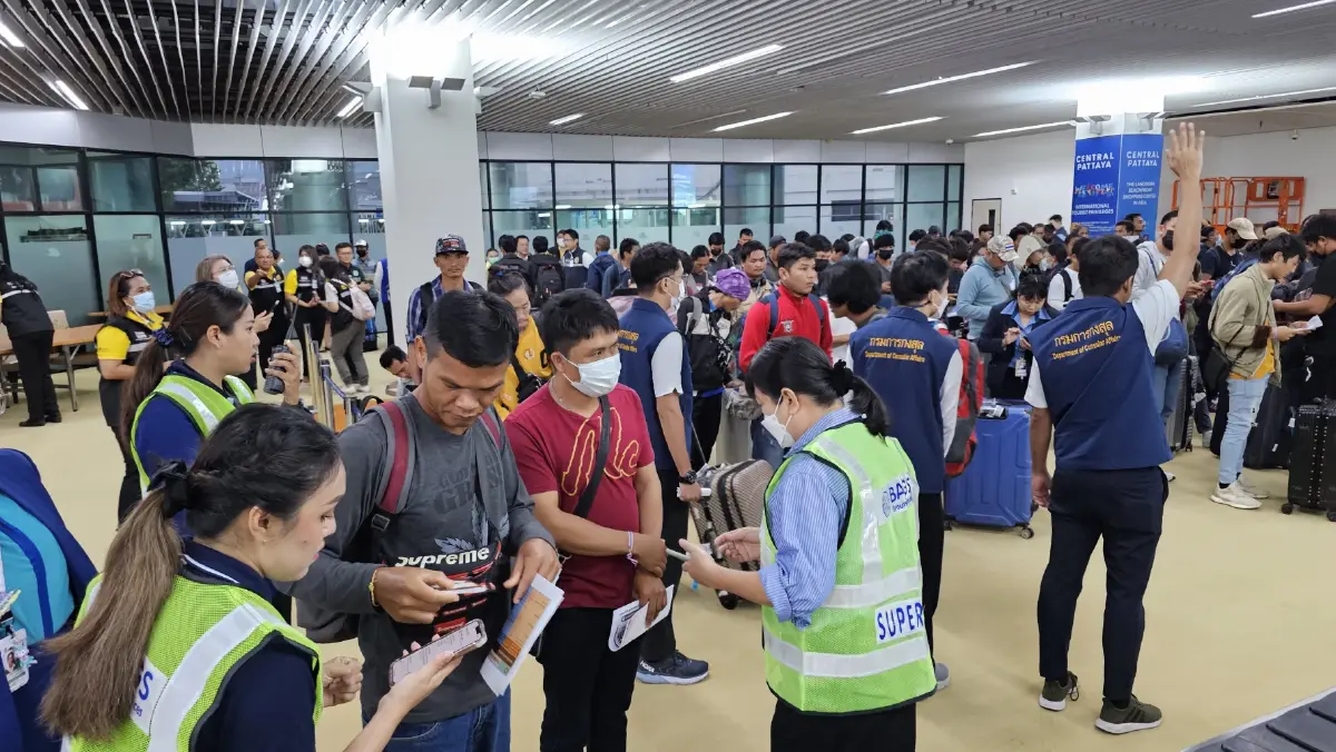 ทางการไทยต้อนรับ 90 แรงงานกลับสู่มาตุภูมิที่สนามบินอู่ตะเภา
