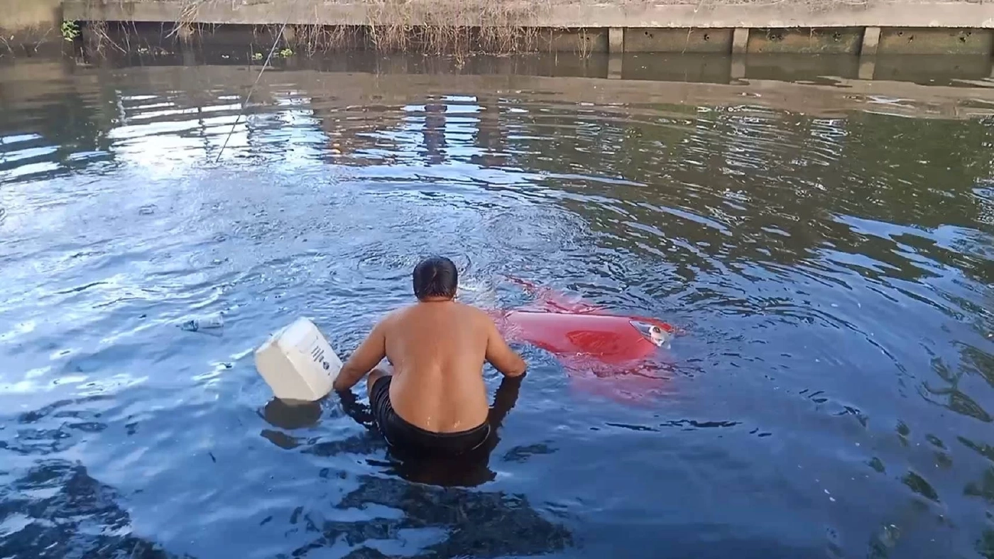 หนุ่มซิ่งเก๋งพุ่งตกน้ำจมมิดคันคนขับเปิดกระจกหนีตายออกมาได้หวุดหวิด