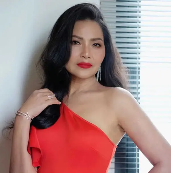 แรงมากแม่ "สุนารี ราชสีมา" โพสต์เดือดใส่อิโมจิชูนิ้วกลางฝากถึงใคร?