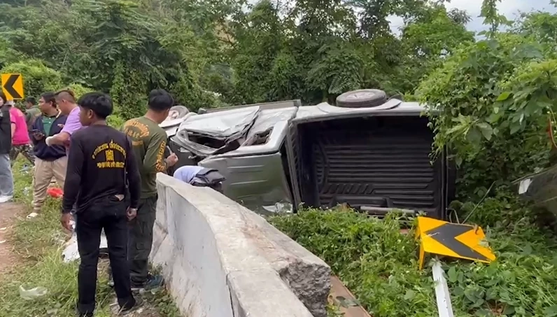 ด่วน! รถกระบะขน นทท. ลงภูทับเบิกเบรกแตก พุ่งชนแบริเออร์ เจ็บระนาว 13 คน