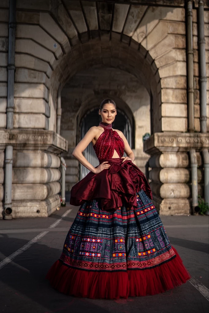 "พรฟ้า" พาผ้าไทยลายชาวเขาเฉิดฉายบนรันเวย์ Paris  Fashion Week 2023