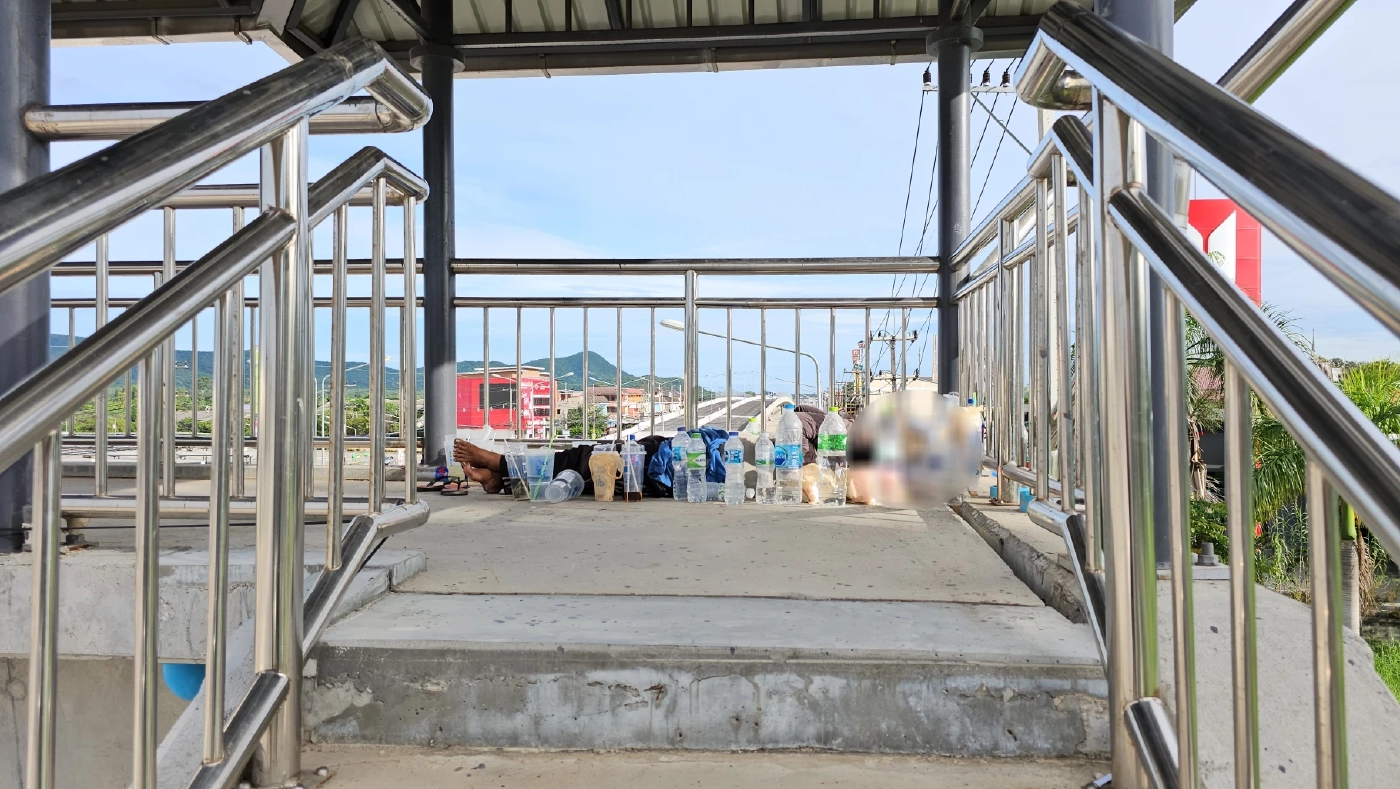 ทำไปได้! สาวใหญ่ชาวพิจิตร ยึดสะพานลอยหลับนอน มุ่งขอทานหาเงินซื้อบ้าน-รถ