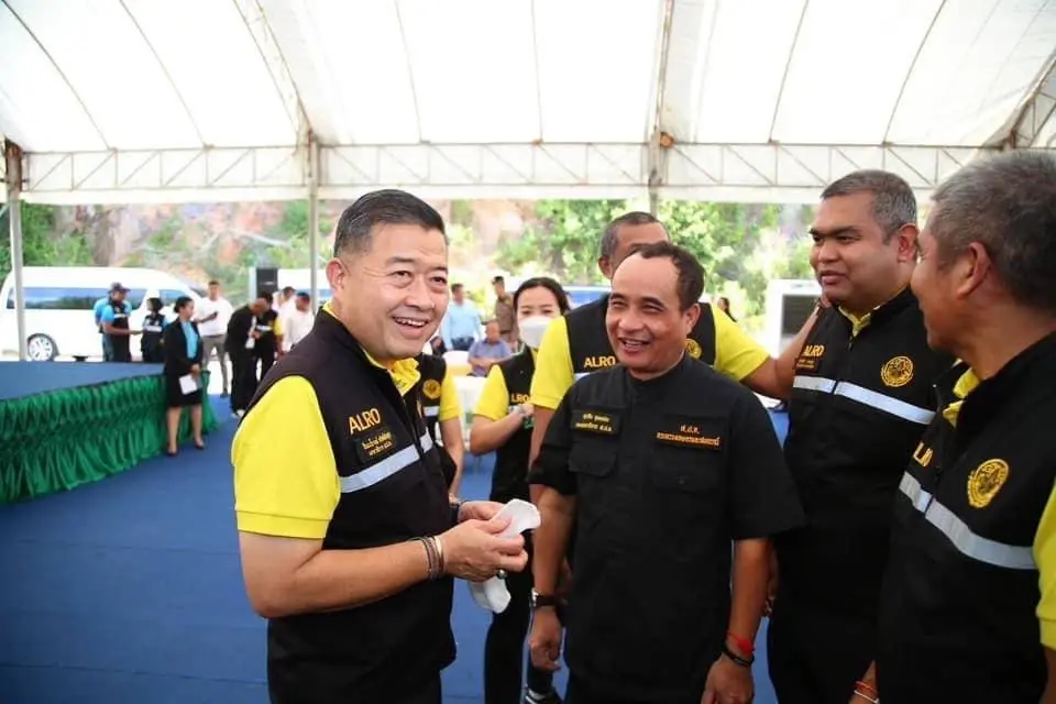 นายวิณะโรจน์ ทรัพย์ส่งสุข เลขาธิการสำนักงานการปฏิรูปที่ดินเพื่อเกษตรกรรม (คนซ้าย)