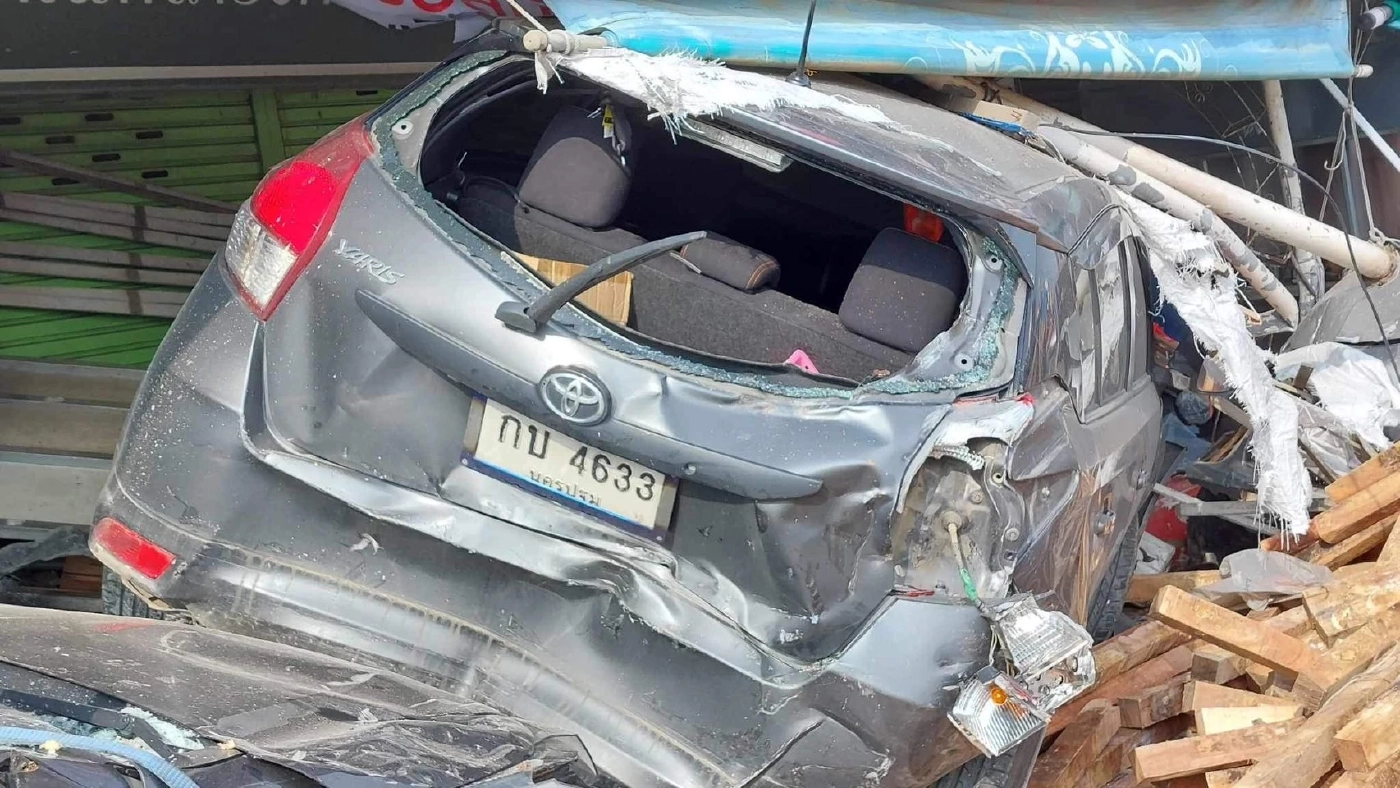 รถบรรทุกพ่วงแบกไม้เต็มคัน เสียหลักพุ่งชน 9 คันรวด เจ็บ 6 ราย