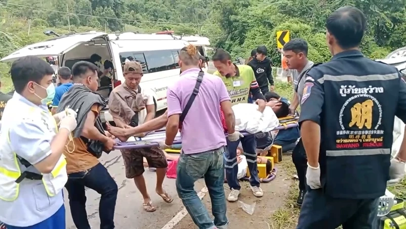 ด่วน! รถกระบะขน นทท. ลงภูทับเบิกเบรกแตก พุ่งชนแบริเออร์ เจ็บระนาว 13 คน