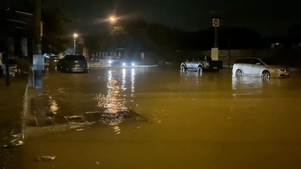 ฝนกระหน่ำกลางดึก พัทยาน้ำท่วมหนัก อิทธิพลร่องมรสุมพาดผ่านภาคตะวันออก