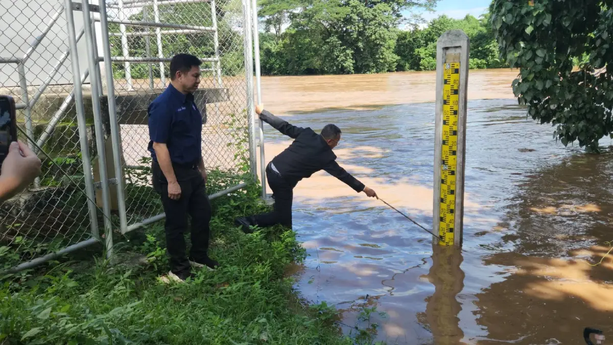 "สมศักดิ์" นั่งรถราง 7 กิโล เข้าจุดเกิดเหตุรถไฟตกราง จ.แพร่ (คลิป)