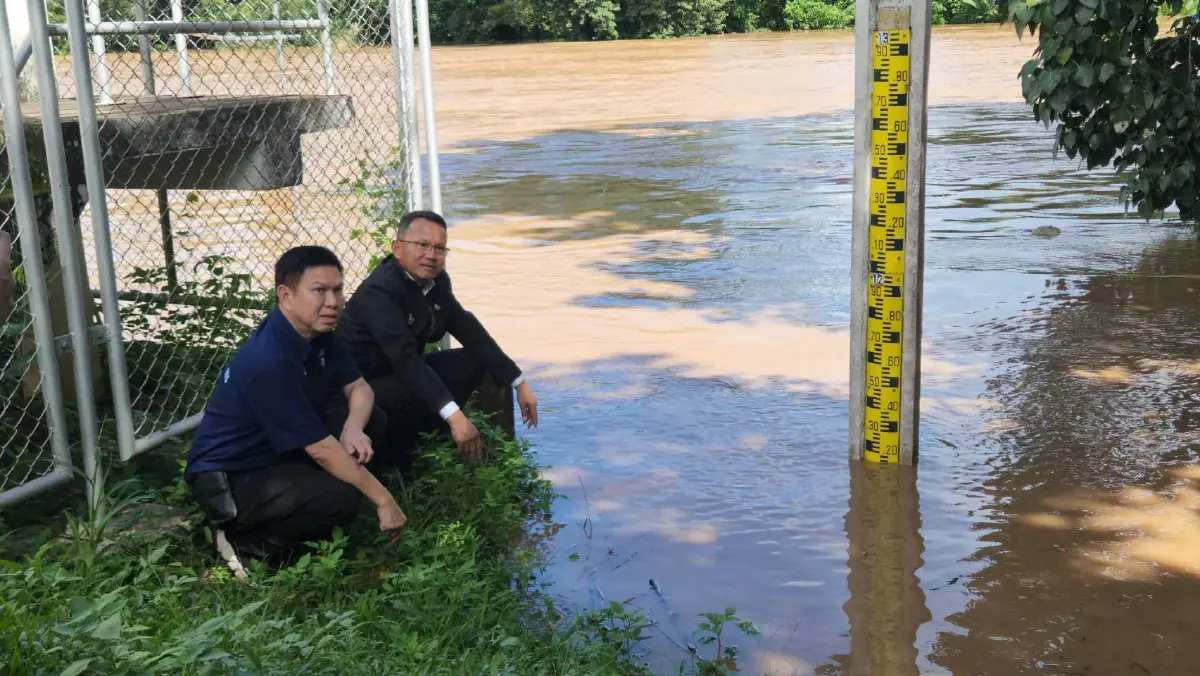 "สมศักดิ์" นั่งรถราง 7 กิโล เข้าจุดเกิดเหตุรถไฟตกราง จ.แพร่ (คลิป)
