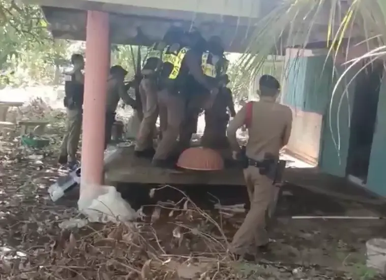 สาวเพื่อนบ้านสติแตก ใช้หวดดายหญ้า ฟันหน้าผากยายข้างบ้านหวิดดับ