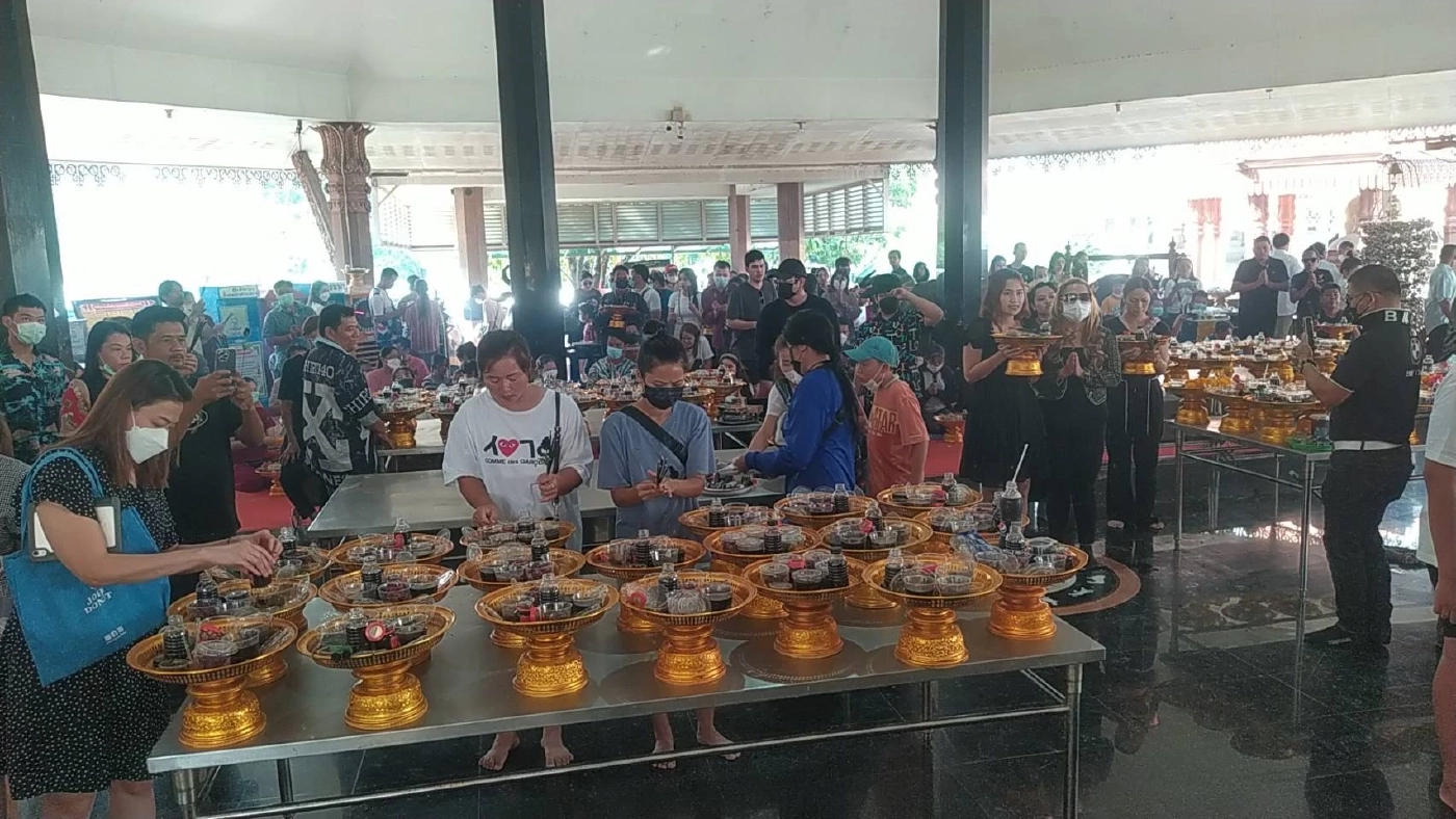 สายมูต้องมา! ประชาชนทั่วสารทิศเดินทางกราบไหว้พระราหู วัดศีรษะทอง