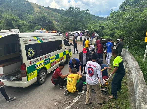 ด่วน! รถกระบะขน นทท. ลงภูทับเบิกเบรกแตก พุ่งชนแบริเออร์ เจ็บระนาว 13 คน