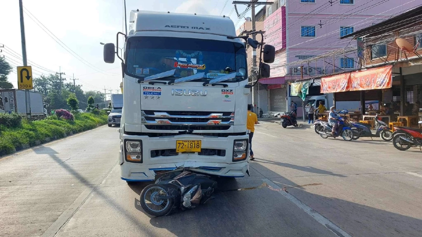 รถบรรทุกพ่วงแบกไม้เต็มคัน เสียหลักพุ่งชน 9 คันรวด เจ็บ 6 ราย