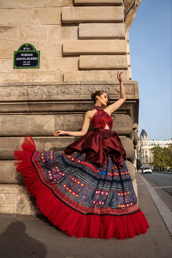 "พรฟ้า" พาผ้าไทยลายชาวเขาเฉิดฉายบนรันเวย์ Paris  Fashion Week 2023