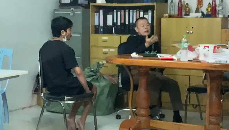นายเอ็ม พี่ชายนายเบ็น เข้ามอบตัวที่ สภ.ดอนตูม