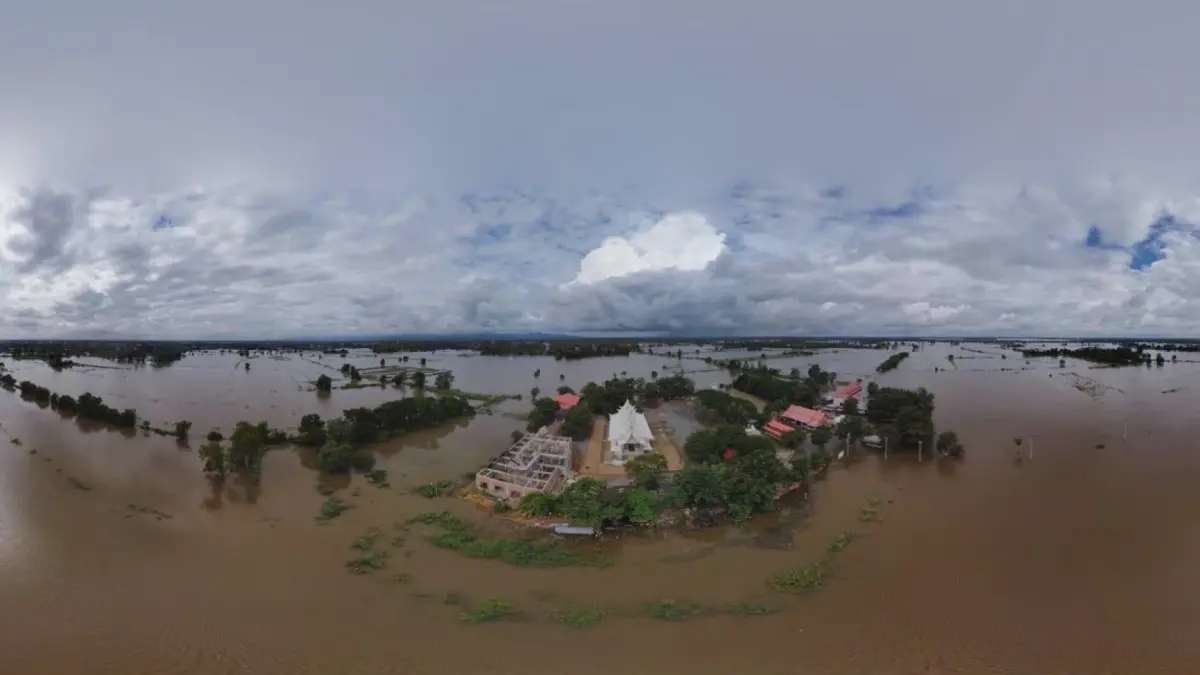 เหมือนติดเกาะ! น้ำท่วมปิดทางเข้าออก "วัดพลายชุมพล" พระ-เณรต้องใช้เรือเข้าออก