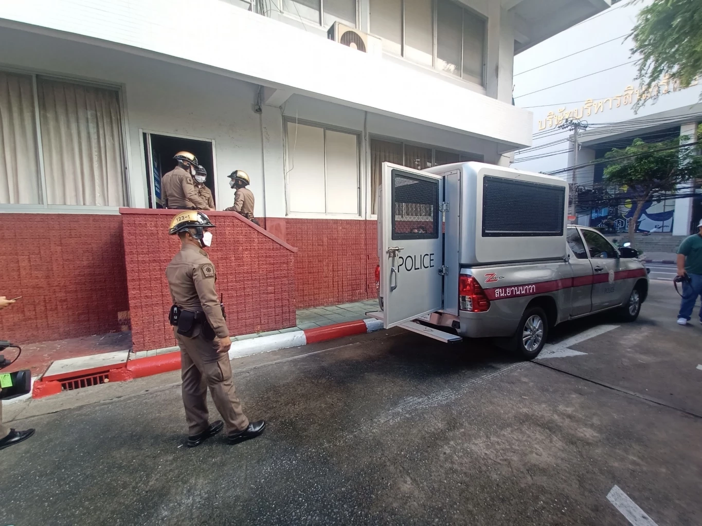 ตร.นำ 3 ผู้ต้องหา ขายปืน - กระสุน ให้เด็ก 14 ฝากขัง พร้อมออกหมายจับเพิ่มอีก 3 ราย