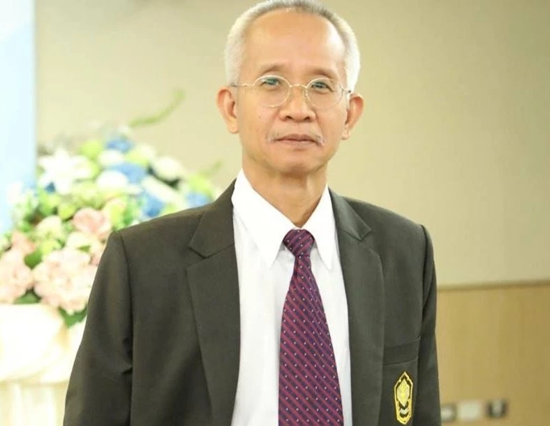 นายวีระ สมความคิด