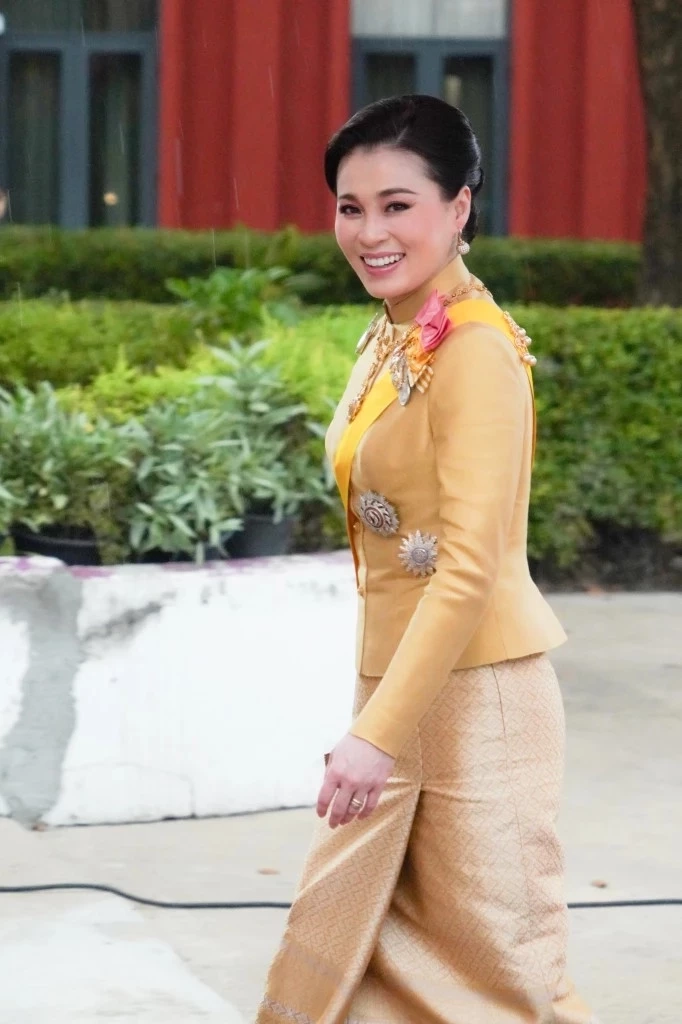 ในหลวง พระราชินี ทรงบำเพ็ญพระราชกุศลถวายผ้าพระกฐิน วัดมหาธาตุ