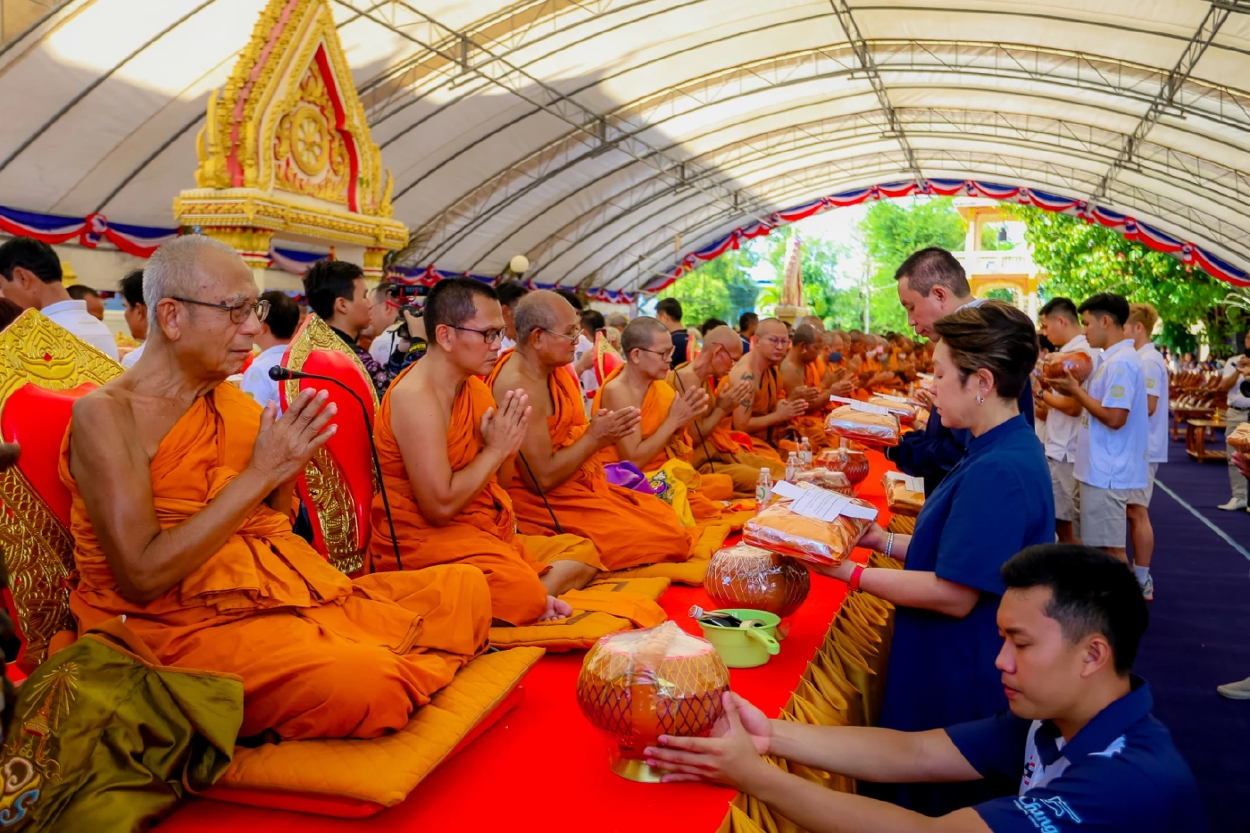 ลุงเนวิน นำชาวบุรีรัมย์ ร่วมทำบุญทอดกฐินโจร 371 วัด ที่ยังไม่มีเจ้าภาพ