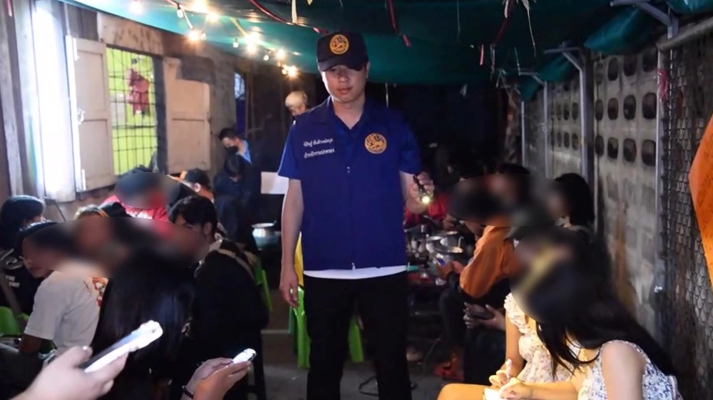 ปกครองเชียงราย ตรวจขายน้ำกระท่อมเถื่อน นั่งโต๊ะดื่มข้างร้าน เยาวชนเพียบ