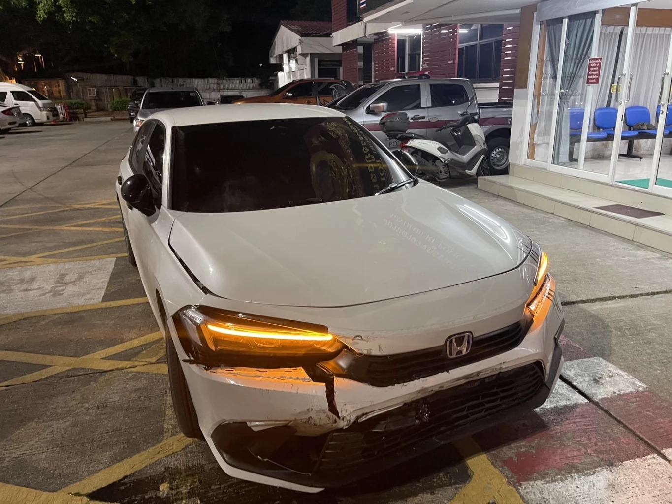 เปิดคลิปหนุ่มคลั่ง ขับรถหรู ไล่หนุ่ม MC แซงได้ย้อนศรพุ่งชน หงายการ์ดป่วยจิต