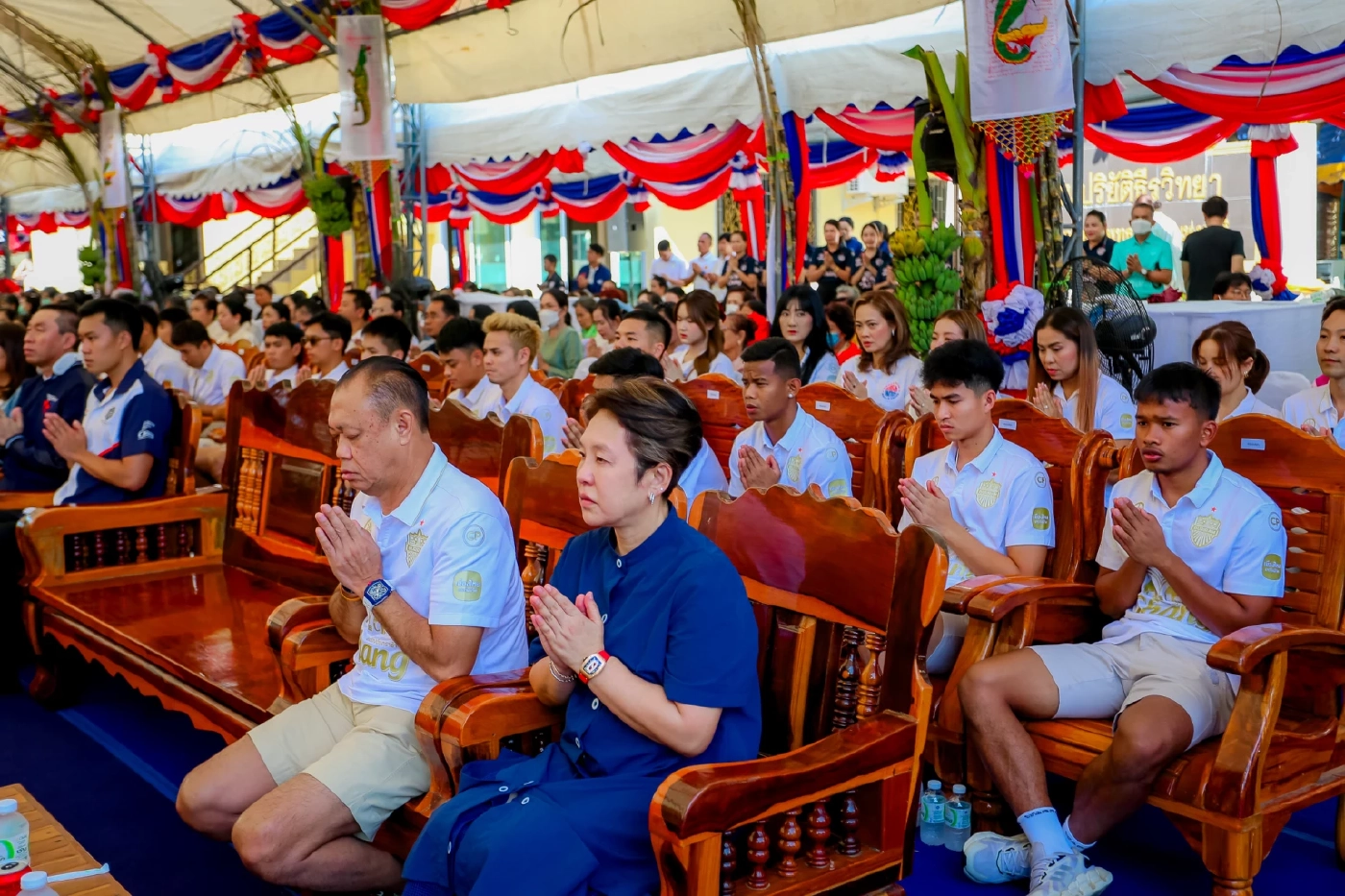 ลุงเนวิน นำชาวบุรีรัมย์ ร่วมทำบุญทอดกฐินโจร 371 วัด ที่ยังไม่มีเจ้าภาพ