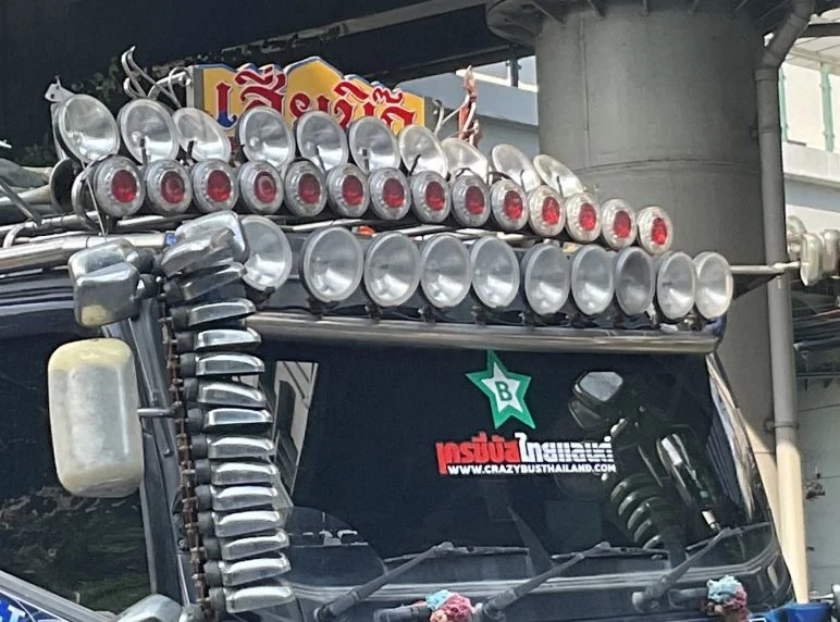 สรุปให้แล้ว รถบรรทุกขนดิน ทำถนนทรุด ปากซอยสุขุมวิท 64/1 โยงปมส่วยสติกเกอร์?