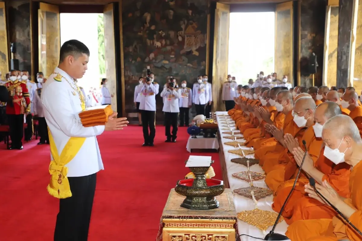 'ในหลวง' โปรดเกล้าฯ 'เจ้าฟ้าทีปังกร' ถวายผ้าพระกฐิน ณ วัดสุทัศนเทพวราราม