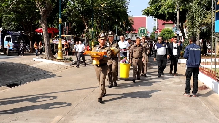 พล.ต.ต.จรูญเกียรติ ปานแก้ว รอง ผบช.ก. นำทอดกฐินวัดบางคลาน