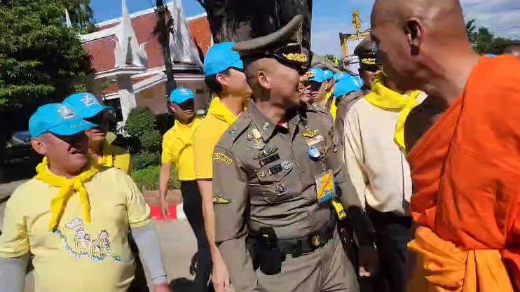 "บิ๊กต่อ" พาเจ้าอาวาสเข้าวัดบางคลาน ชาวบ้านพนมมือสาธุ ยุติปัญหา 9 ปี