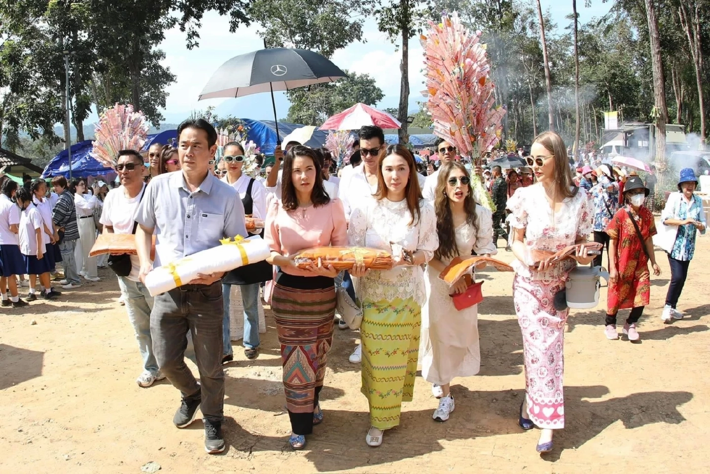 เป๊ก สัณณ์ชัย นำทีมทำบุญ ผ้าป่าสามัคคี ชาวเน็ตไม่พลาดส่องเลขเด็ด