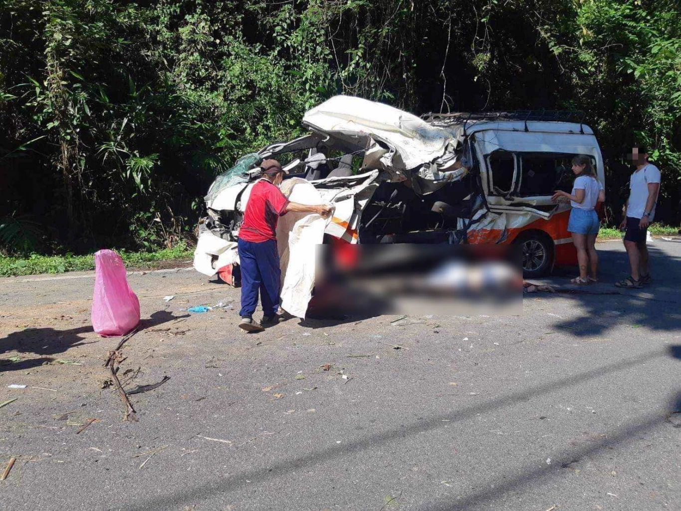 รถตู้ 'เชียงใหม่-แม่ฮ่องสอน' ยางระเบิดพลิกคว่ำ นทท.ดับ 2 ราย บาดเจ็บระนาว