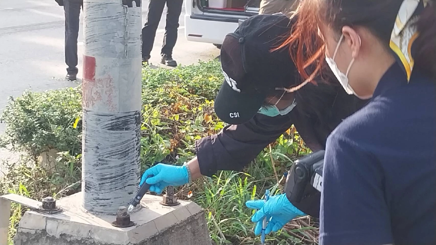 สาวพิการเดินข้ามถนน เกิดแขนขาอ่อนแรง ใช้มือจับเสาไฟพยุงตัว โดนดูดเสียชีวิต