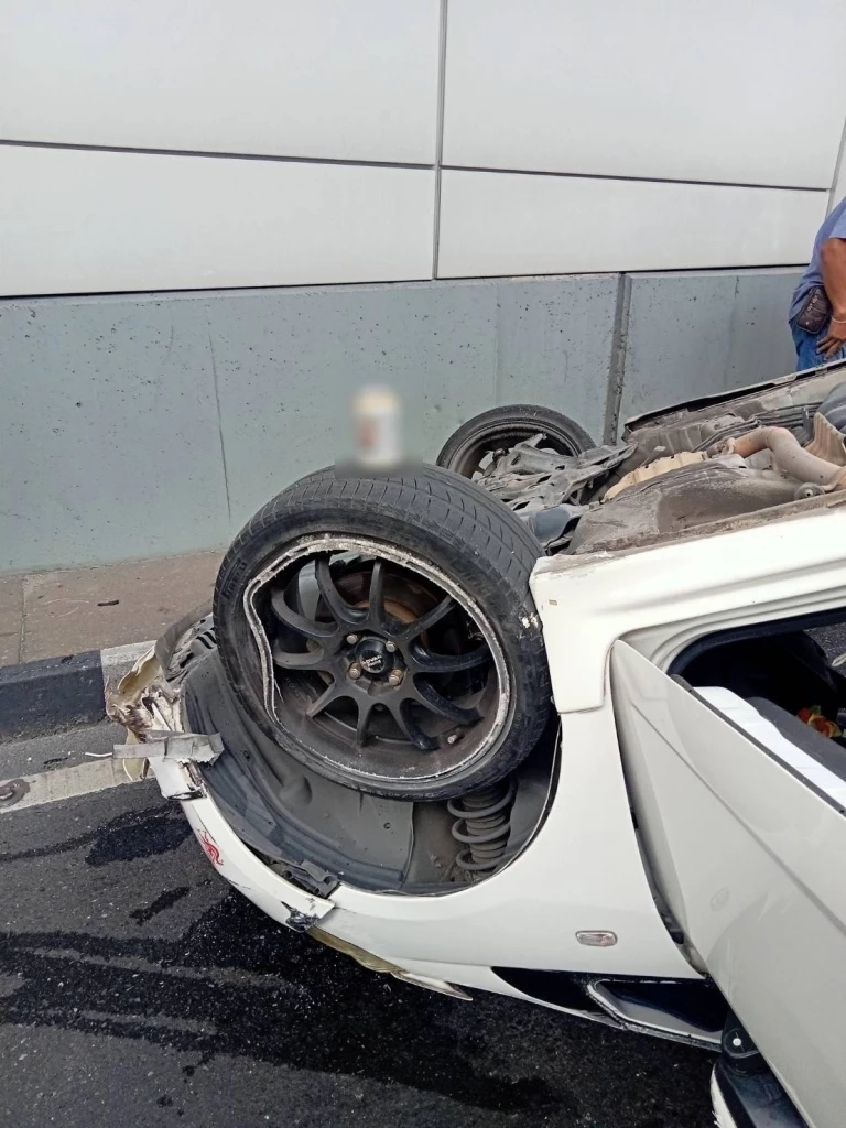 หนุ่มใหญ่ พกบัตรข้าราชการคุมประพฤติ ซิ่งชนคู่กรณี จนรถพลิกคว่ำ