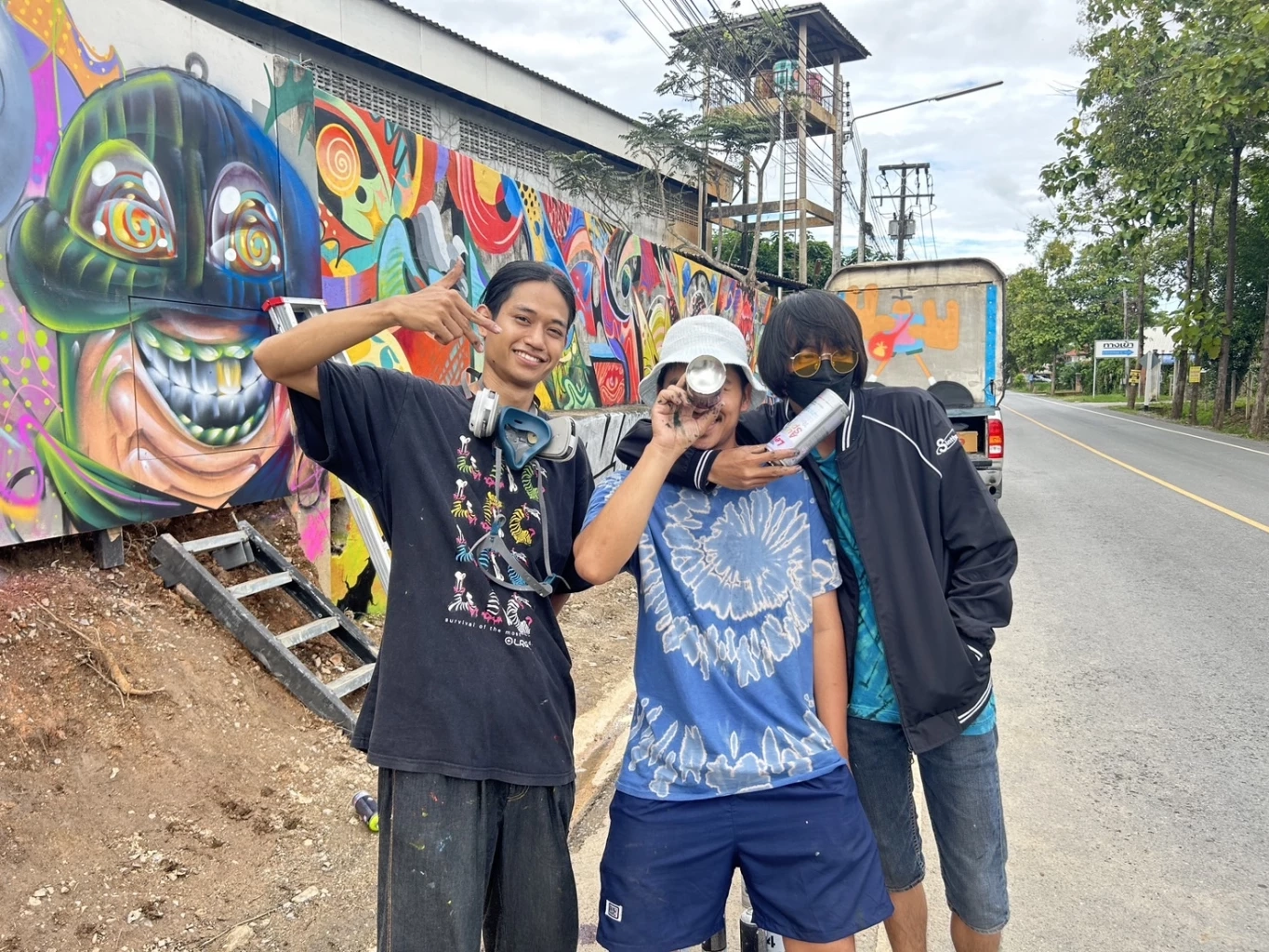 ปลื้มอาจารย์ เฉลิมชัย ตามตัว พ่นสี Street Art บนกำแพงลานจอดรถ วัดร่องขุ่น