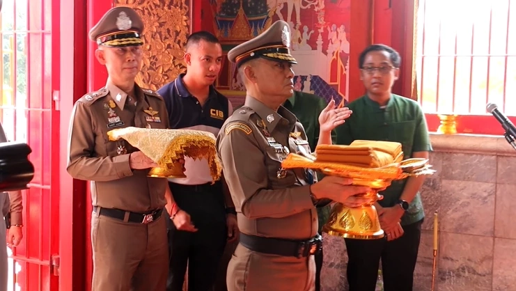 พล.ต.ต.จรูญเกียรติ ปานแก้ว รอง ผบช.ก. นำทอดกฐินวัดบางคลาน