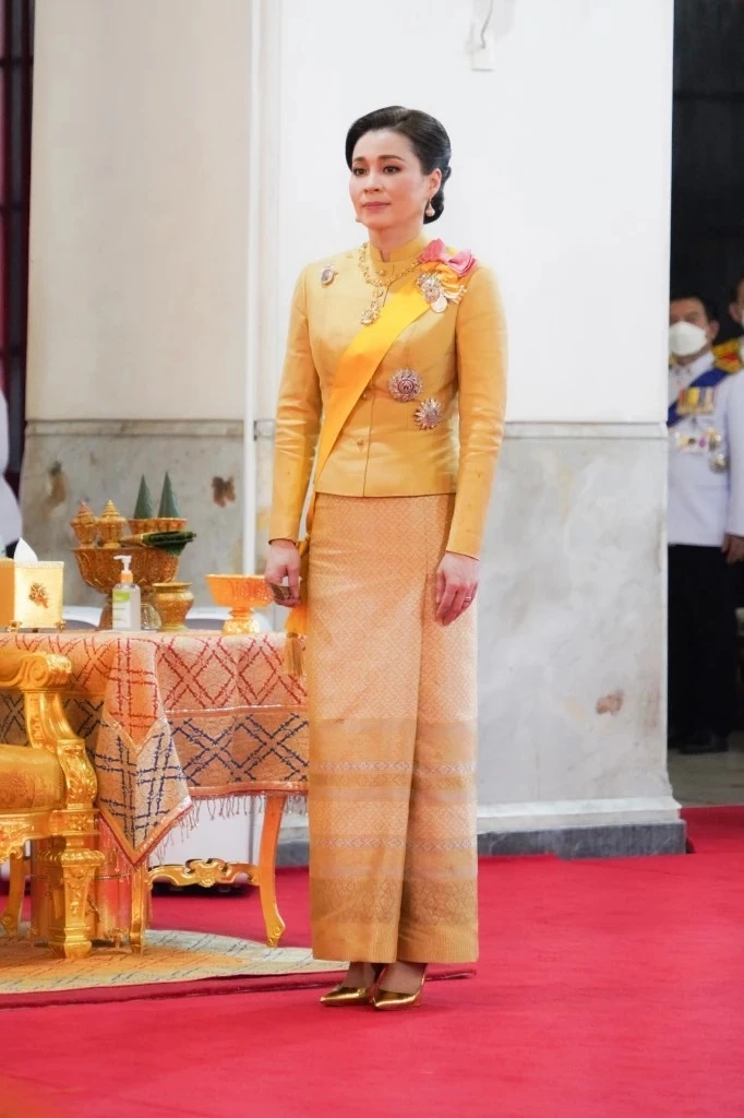 ในหลวง พระราชินี ทรงบำเพ็ญพระราชกุศลถวายผ้าพระกฐิน วัดมหาธาตุ