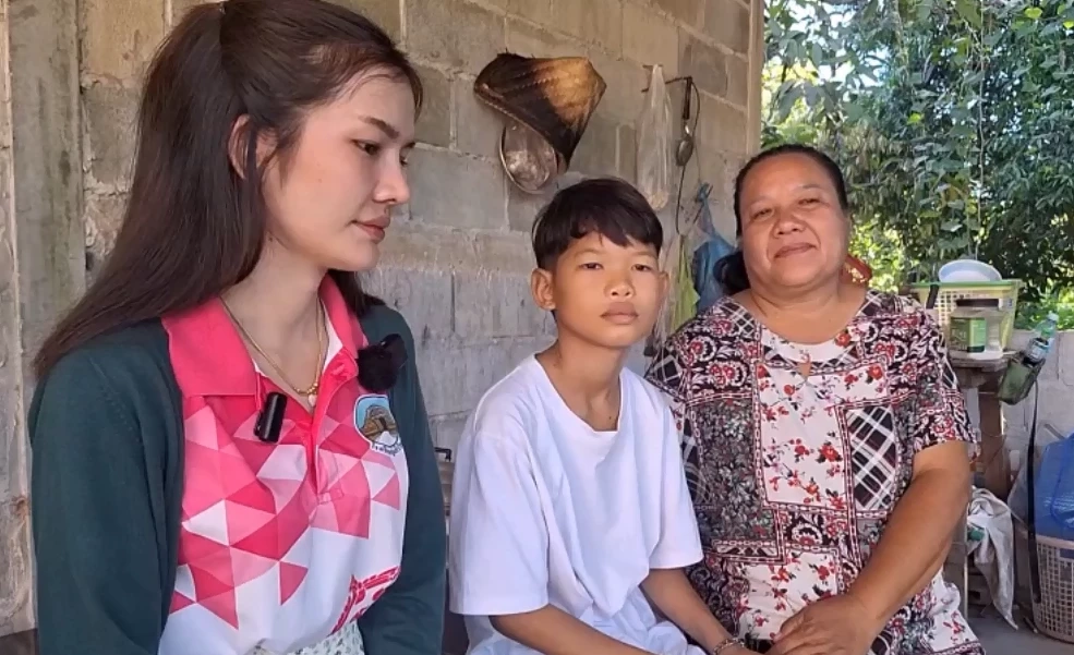 เปิดใจครูน้อง ซื้อกระเป๋าใหม่ให้ลูกศิษย์ ชีวิตสุดสงสาร อยู่ลำพังย่าหลาน