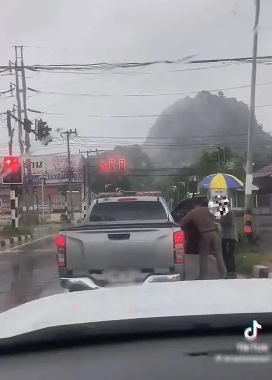 โซเชียลชื่นชม ฝนตกหนัก ตร.เห็นแก่ความเป็นมนุษย์ กางร่มพาผู้ต้องหาไปนั่งในรถ